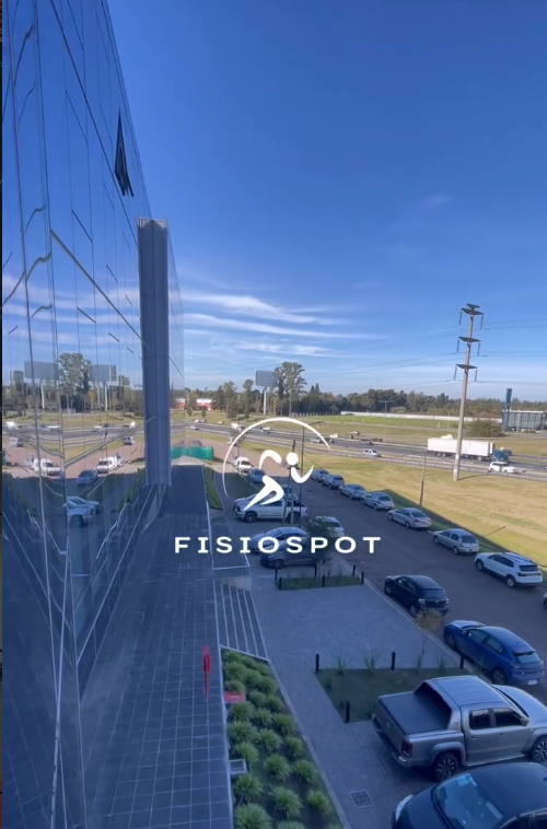Edificio Meridiano Pilar sobre autopista